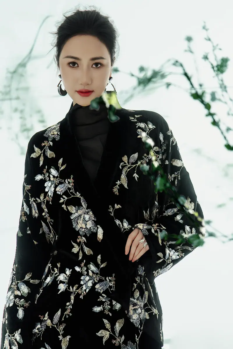 爱华老师黑色花卉服装人物形象