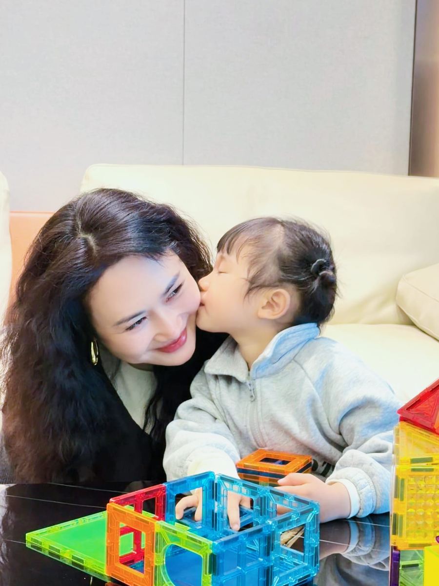陈爱华老师陪伴小孙女的生活照片