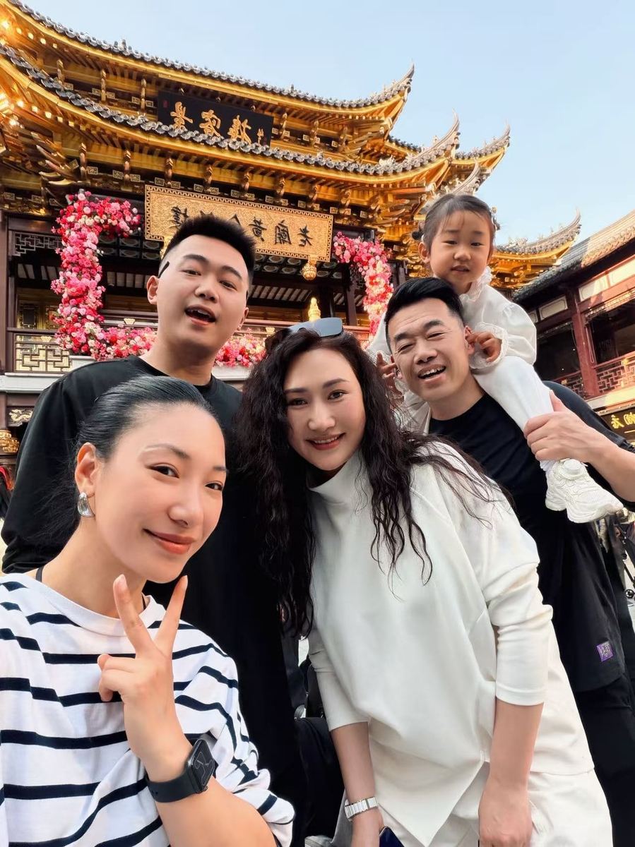 陈爱华老师四代家庭合影